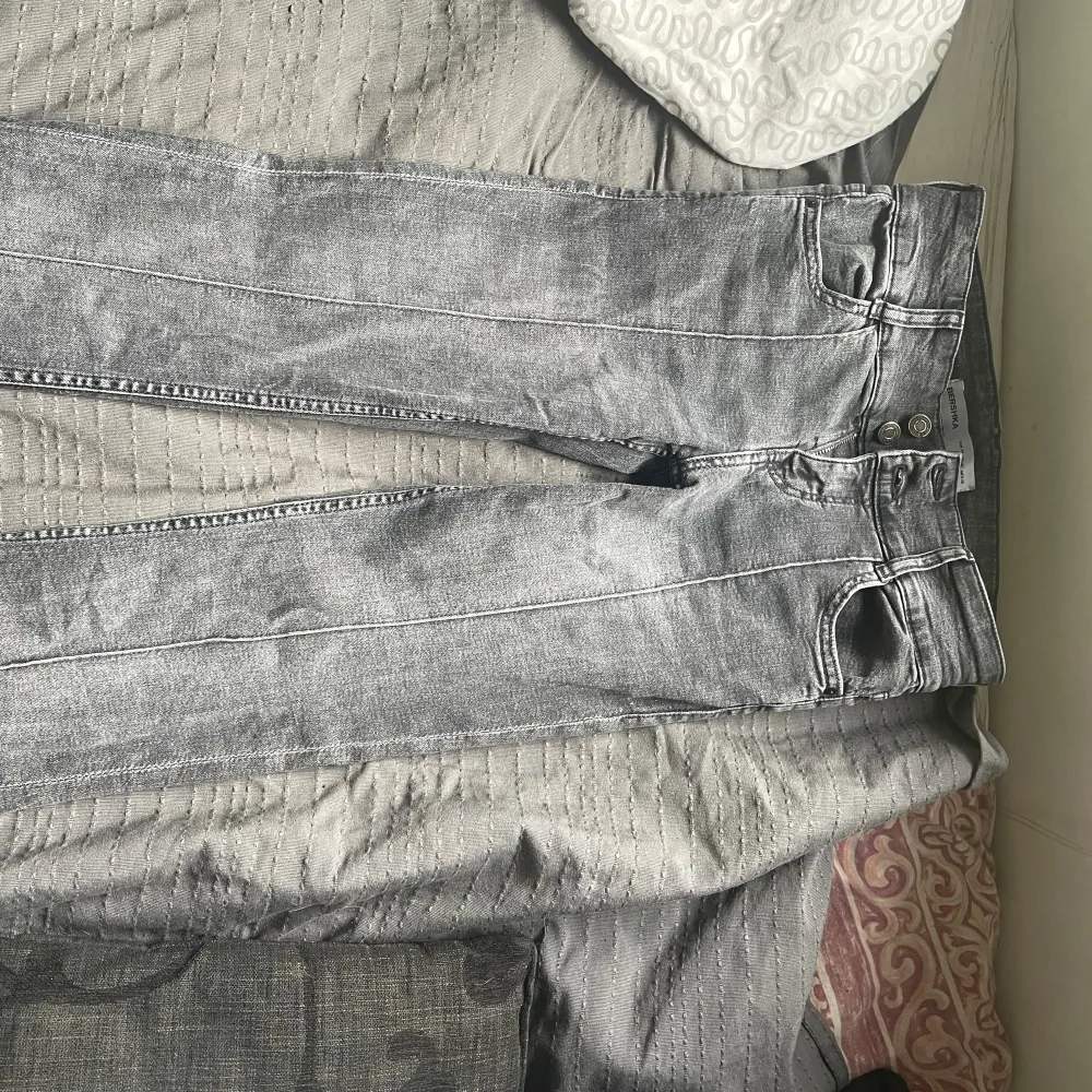 Säljer dessa bershka jeans med dubbelknäppt då de ej kommer till användning 💕💕. Jeans & Byxor.