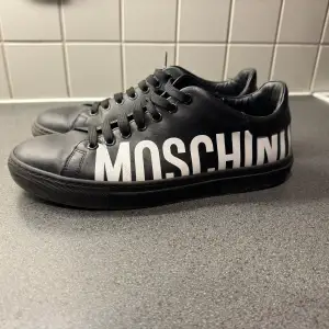 Stilrena sneakers från Moschino, storlek 41. Säljes då dom inte används.  Använt dom ett par gånger, så i gott skick.  