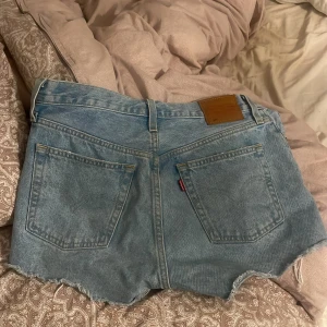 Levis jeans shorts  - Säljer dom här fina Levis jeans shortsen då dom beställdes i fel storlek. Dom är i nyskick och inga defekter kan jag hitta de är bara att skriva om ni har några frågor❤️ dom går även utmärkt att vika ner till lågmidjade dom är mid waist i vanliga fall