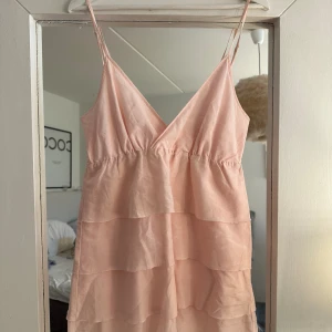 Klänning - Supersöt rosa volang klänning köpt vintage. Superbra skick!💕🙌🏼 Storlek M Materialet är bomull och silke 