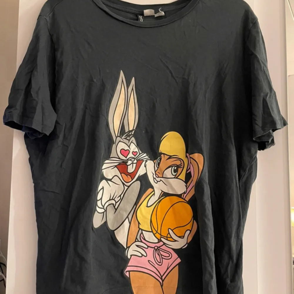 Så söt tröja från hm med loony tunes på! Väldigt bra skick!. T-shirts.