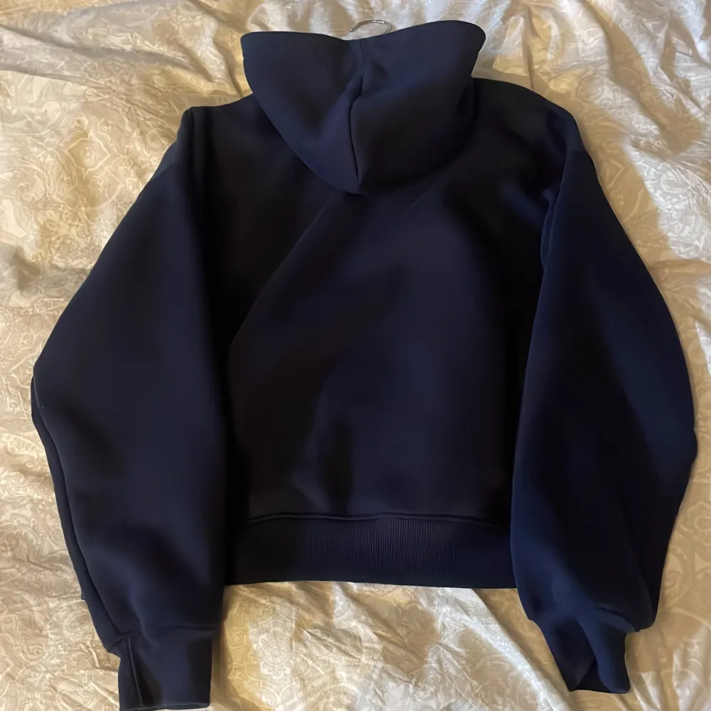Hej säljer min blåa ginatricot hoodie då den aldrig kommit till användning, helt ny! Nypris 360kr. Hoodies.