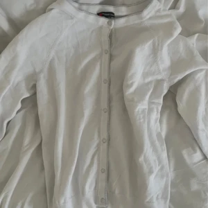 Vit kofta - Söt vit kofta med grå detaljer 🤍