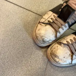 Otroligt nya och fräscha valention garavani sneakers! Runt tre veckor gammla använts ett få tal gånger 9,9/10 skick( Björn borg skorna ingår i köpet) en lite mini defekt?!?