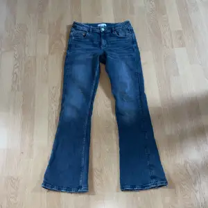 2 par Lågmidjade jeans från Gina Tricot i svart/mörk grå och ljus blå. Inte blivit använda så mycket, de är en ganska liten storlek men någon kort eller liten borde kunna ha dom😊(200 kr styck)