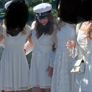 Studentklänning - Superfin studentklänning från bubbleroom i strl 32. Använd endast under min student så i toppskick! Långärmad i mesh material med undertyg så ej genomskinlig. Går att knyta både fram och bak beroende på smak. Nypris 799kr