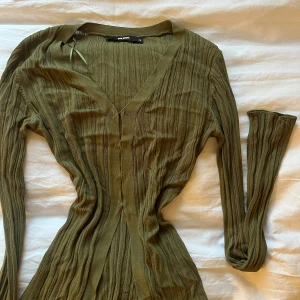 En grön långärmad - En grön tröja från BikBok. Superskön och snygg.  Storlek: xs  Skriv om du har några frågor :) 