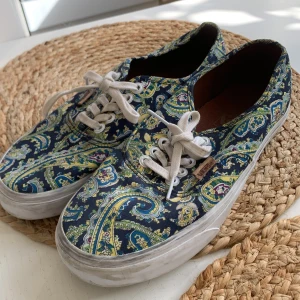 Vans - Vans i blå/grönt mönster. Storlek 38,5 passar mig som vanligtvis har 38. Dom är i mycket bra skick, endast lite smutsiga på sulan men det går att tvätta bort💕