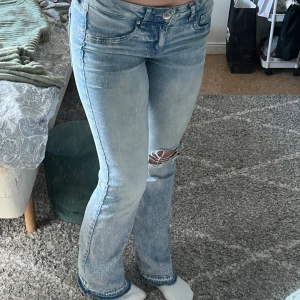 Ljusblåa low waist jeans bootcut - Säljer mina absoluta favoritjeans då dem inte riktigt passar mig längre. Bootcut, lowwaist. De har en deffekt vilket är ”revan” vid låret som syns på bild 3, men det ”exposar” ingenting. Annars superbra skick. 