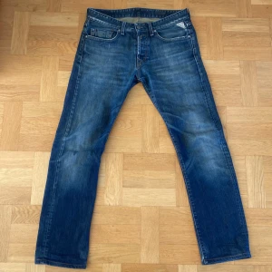 Replay jeans - Säljer nu denna sjukt snygga jeansen från Replay i bra skick! Storleken är W31 och L 32 och sitter true to size. Vid frågor eller funderingar är det bara att höra av sig!