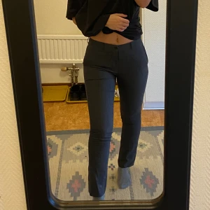 Grå kostymbyxor  - Grå kostymbyxor från jack&jones. Inga defekter. Innerbenslängd: 76cm. Storlek 46 superslimfit herr, passar även 34-36 kvinna. (Jag är storlek 36) 