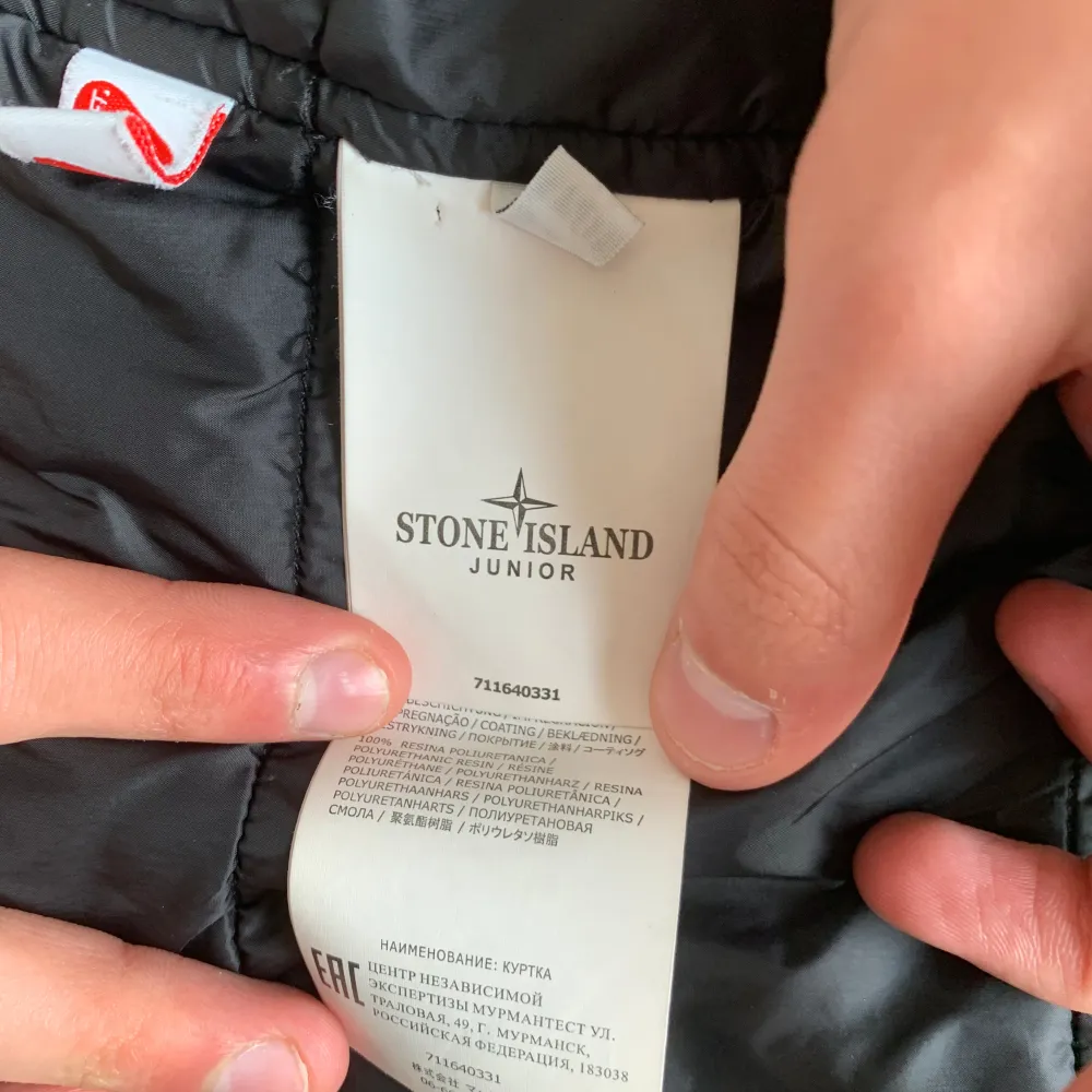En väldigt fin och sparsamt använd Stone island junior jacka. Storlek 170 men passar som om det vore storlek S, har en likadan i vanlig storlek och dom är lika stora. Nypris 7000 kr och jag säljer för 1999. Jackor.