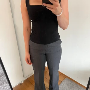 Gråa kostymbyxor  - Gråa kostymbyxor från BikBok i storlek 34. Sjukt snygga och sitter som en smäck.  Ställ frågor 