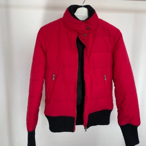 Ladysoul Jacka - Snygg jacka från Ladysoul. Använd fåtal gånger inga synliga defekter lite knottrig vid ärmarna storlek M