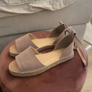 Rosa sandaler!  - Dessa sandaler är aldrig använda och har prislappen kvar. Dom är köpa från Zalando och är bekväma. Skriv för mer information. (Porto tillkommer) 