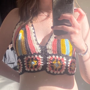 Stickad halterneck  - Halterneck-topp i fina färger. Knappt använd