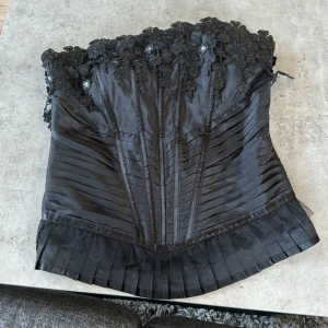 Korsett med spets - Festlig svart korsett i storleken L med justerbara och avtagbara band💞 vintage