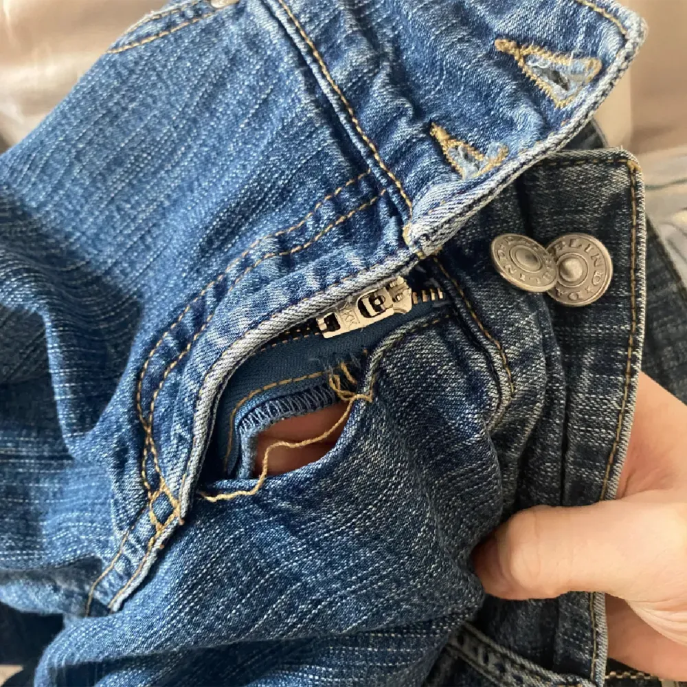 Skitsnygga lågmidjade bootcut jeans, obs se bild 2 och 3 för defekter (lösa trådar på fickorna samt hål bredvid gylfen)! Står ingen storlek men passar s kanske liten m💕. Jeans & Byxor.