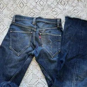 Ett par jättefina levis jeans med coola sömmar över benen.🌸 Raka ben med lite fransig kant nertill🌱 Innerbenslängd-83cm midjemått-38cm (rakt över)
