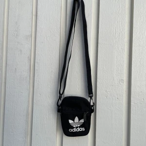 Adidas axelväska  - Adidas axelväska 