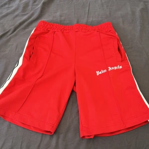 Palm angels shorts - Ett par sköna Palm angels shorts till sommaren. Skick 10/10