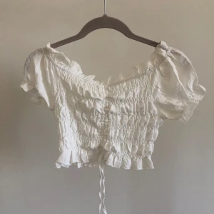 Vit sommar topp - Fin vit sommartopp, använd några få gånger, bra skick.
