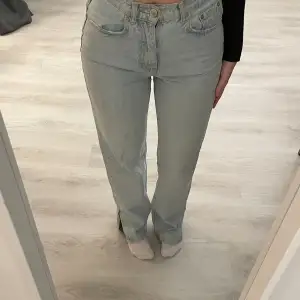 Ljusblåa straight jeans från Gina