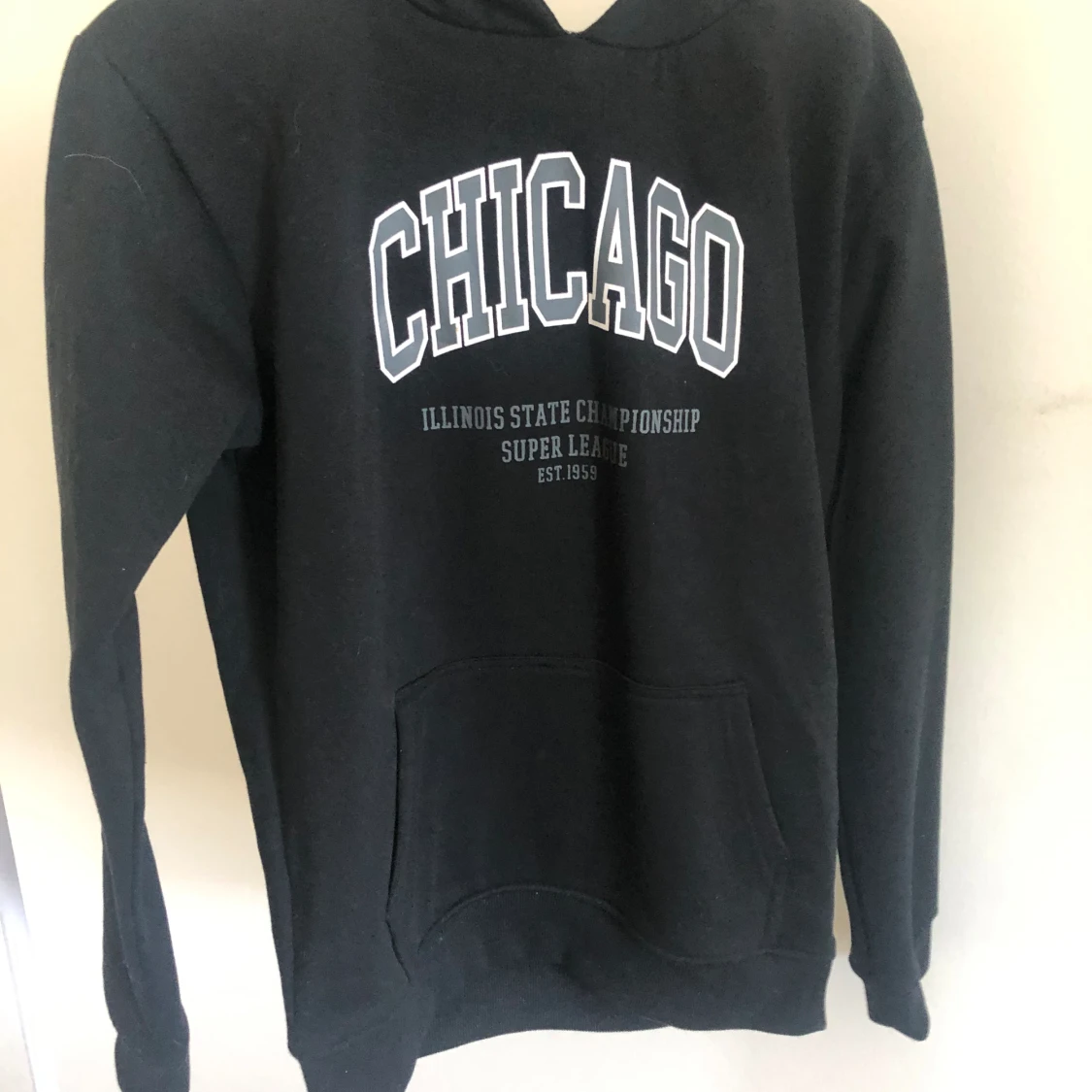 Svart hoodie med tryck