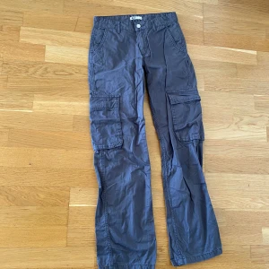 Riktigt snygga och low waist cargojeans - Mycket bra kvalitet Mycket bra skick Allt är mycket bra  De är riktigt snygga Bra low waist Mörkgråa Köpta för 600kr