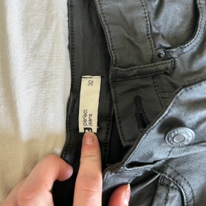 SKINNBYXOR bootcut - Helt nya. Höga i midjan. 
