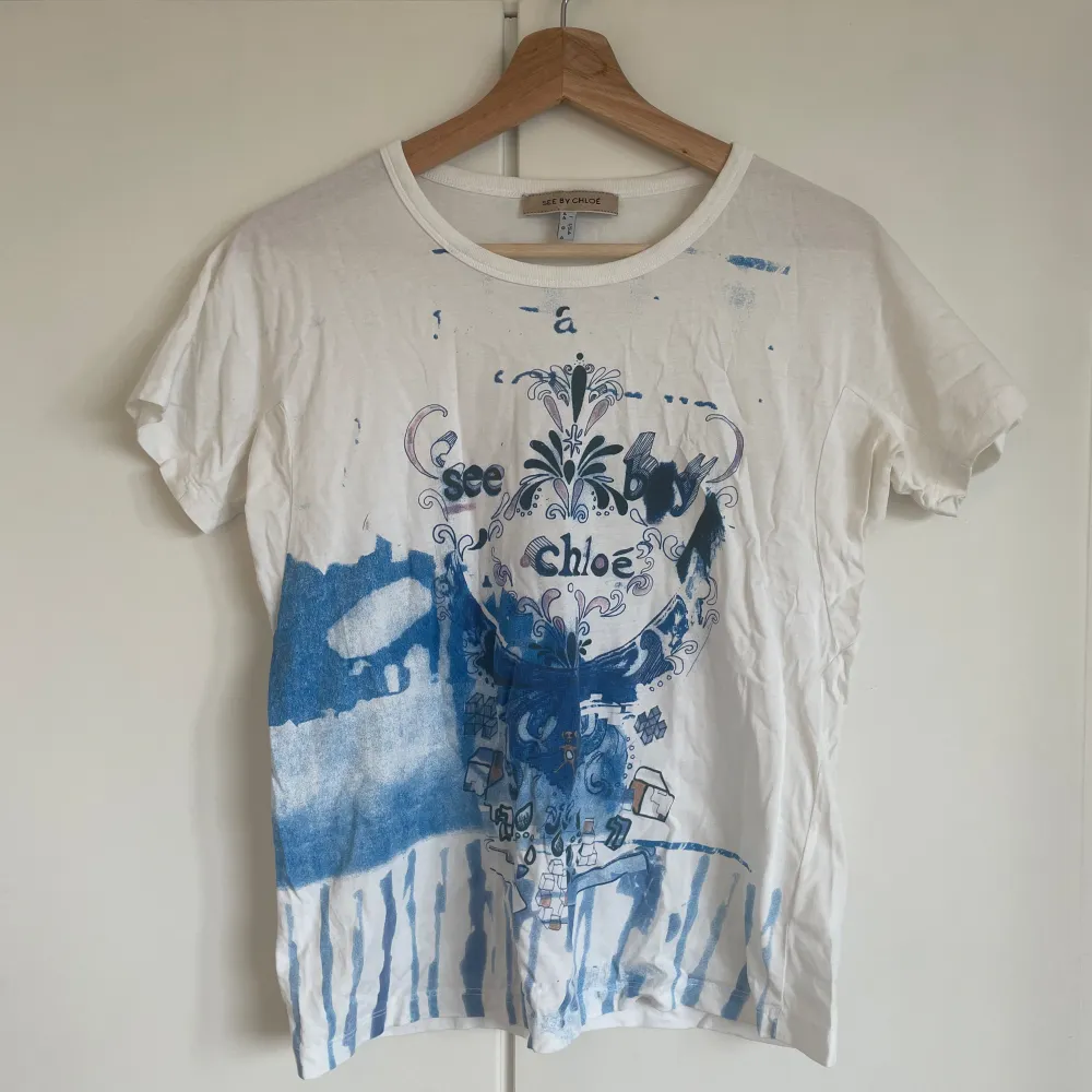 Så snygg T-shirt från See by Chloé!! Köpt second hand i Köpenhamn. Mycket bra skick!💕. T-shirts.
