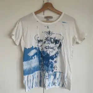 Så snygg T-shirt från See by Chloé!! Köpt second hand i Köpenhamn. Mycket bra skick!💕