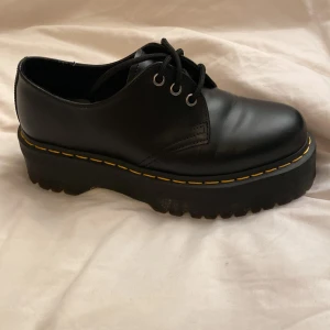 Dr. Martens 1461 Quad strl 39 - Ge din stil ett unikt lyft! Dessa Dr. Martens är i toppskick, använda 2-3 gånger då dom tyvärr är lite för stora för min dotter. Perfekta för att ge din stil en unik touch. Letar efter en ny ägare som kan uppskatta deras kvalitet och stil.