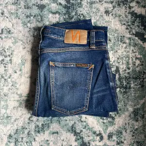 Säljer ett par feta Nudie jeans! Skick 8/10 inga defekter. Storlek 29/32 men är avklippta en del så passar någon som är runt 170. Skriv vid några funderingar eller frågor! 