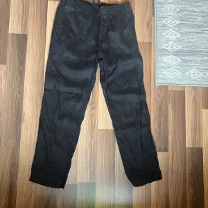Sköna linne byxor i svart färg som säljs för ett bra pris . Byxorna e från HM Regular fit (Loose) Använda väldigt få gånger.  Som nya  