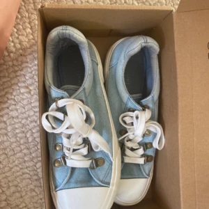 Jeans sneakers  - Jätte snygga knappat använda sneakers i jeans material storlek 36