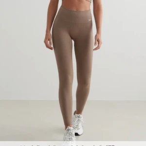 Aimin träningsbyxor  - Säljer dessa träningsbyxor ifrån aimin då jag inte tycker att färgen passar min hud ton så bra💕 ny pris är 599 