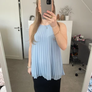 Linne - Säljer nu mitt blåa linne från h&m i storlek s. Linnet är i nyskick då prislappen fortfarande finns kvar. Skriv om ni har några frågor!