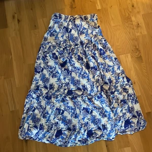 Lång kjol mönstad  - Jag säljer min jätte fina långkjol med fina mönster eftersom den tyvärr blivit för kort för mig. Jag är 170 och skulle rekommendera denna till någon 164 och mindre. Jag köpte denna förra året och den finns inte kvar! Nypriset för denna är 399. 