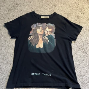 Off White t-shirt - Off white t-shirt Storlek: Large Skick: 7/10, crackings finns men inga fläckar eller liknande Släpptes för flera år sedan i mycket limiterad upplaga  Hmu med frågor 