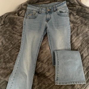 Jane norman jeans - Utsvängda jeans från Jane Norman! Finns några smuts fläckar på ett av knäna, syns på första bilden. Långa på mig som är runt 158. ⭐️Har inga fler bilder på⭐️ amerikanskt storlek 10, uppskattar till XS-S. Midjemått: ca 77 Innerbenslängd: ca 81