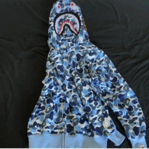 Bape hoodie - Säljer på grund av ingen användning Använd i gott skick  Pris kan diskuteras 