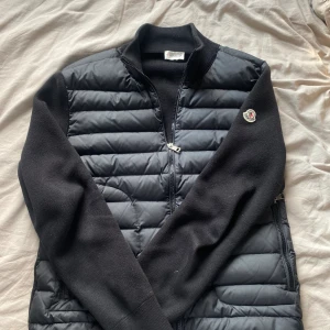 Moncler Cardigan  - Riktigt fräsch och fet moncler cardigan. Använt den i ett år nu typ men den har fortfarande sjukt mycket att ge. Perfekt nu till sommaren☀️Äkta såklart vilket ni kan se på märket, har även kvitto och tags🙌🏾skriv om du är seriös pallar inte med lallare👍🏽