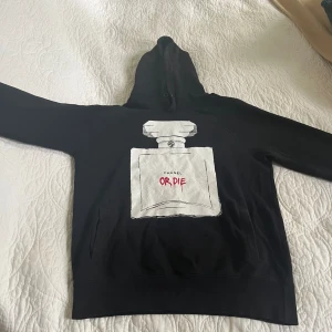 Chanel Or Die Hoodie - Chanel Or Die hoodie i svart men ”Chanel Or Die” tryck på framsidan. Storlek M. 