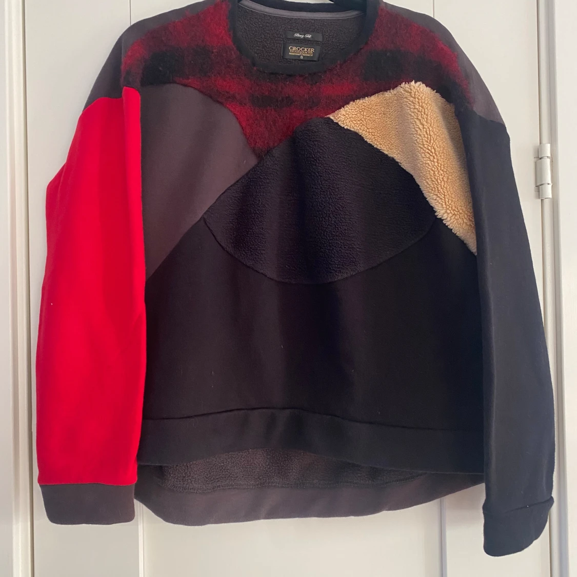 Svart tjockare sweatshirt i boxy fit från Crocker i strl S