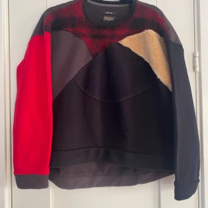 Svart tjockare sweatshirt i boxy fit från Crocker i strl S - Svart tjockare sweatshirt i boxy fit från Crocker i strl S.  Endast använd ett par gånger och är i väldigt fint begagnat skick.  Mått Över axeln: ca 53 cm Längd från axeln och ner: ca 53 cm  Kommer från ett djur och rökfritt hem .