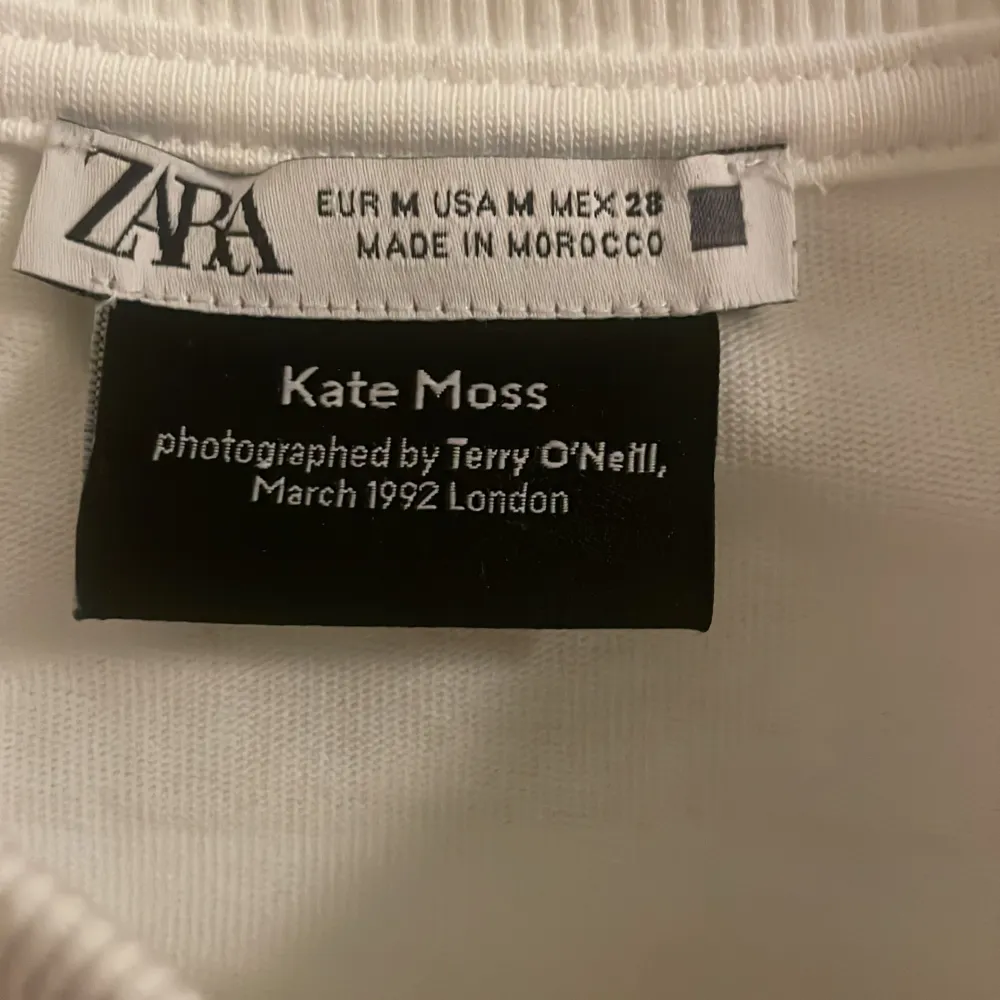 Skit cool kate moss tröja köpt på zara🤍slutsåld online! . T-shirts.