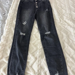 Jätte fin slitna jeans sköna och ta på sig  - Användt några gånger bara annars jätte bra 