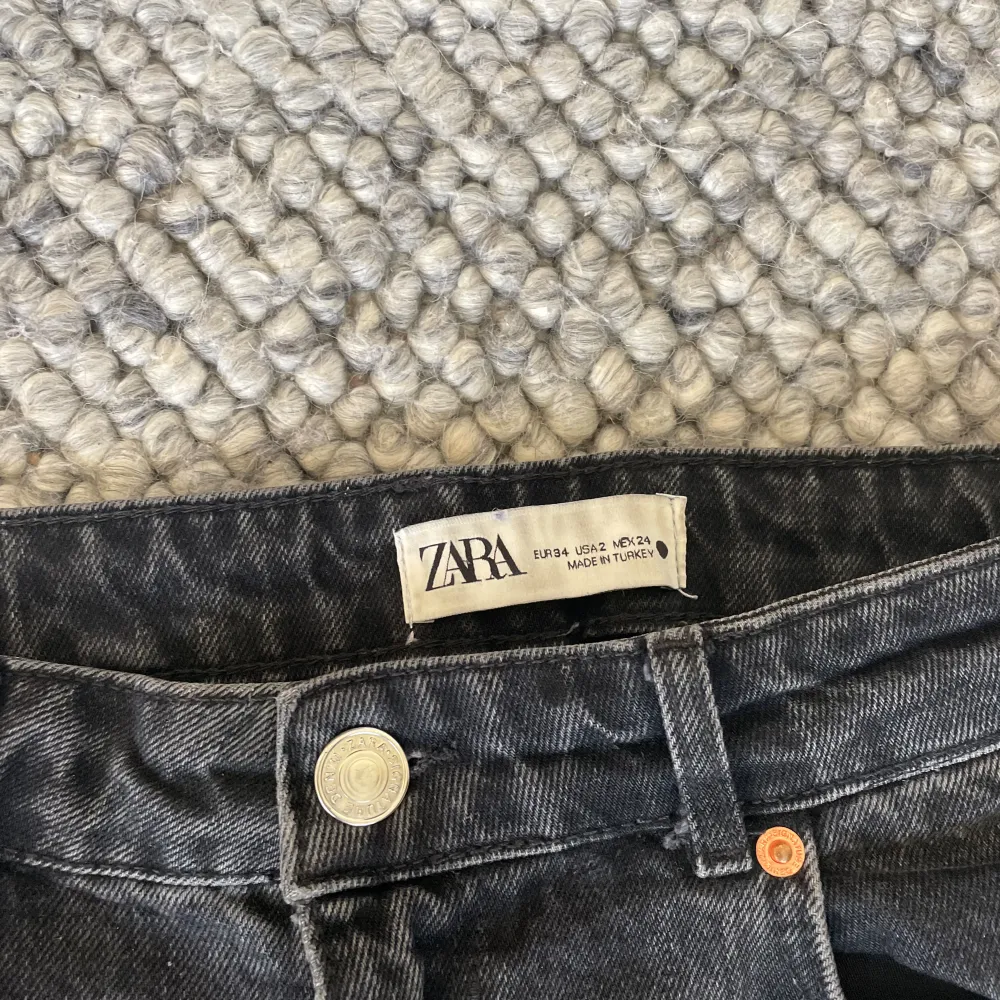 Jeans från zara i storlek 34, jag är 168 och de e bra i längden för mig. . Farkut & Housut.