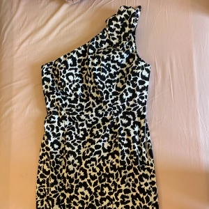 Klänning  - En armad klänning, använts aldrig  